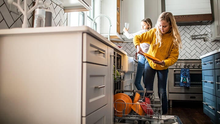 junge Familie in der Küche