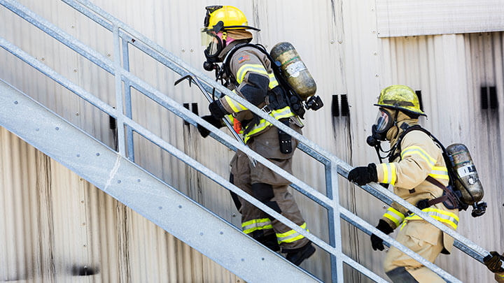 Feuerwehrleute in PSA vor Ort