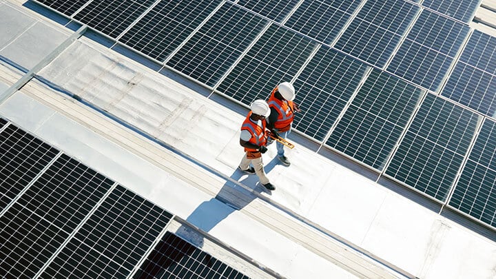 zwei Arbeiter in einer Solaranlage