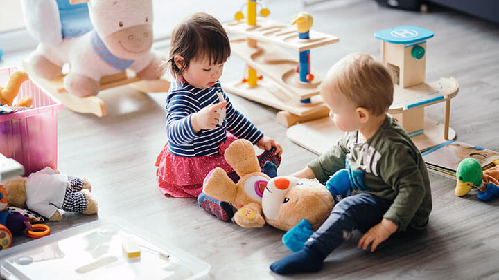 Kinder spielen mit Spielzeug