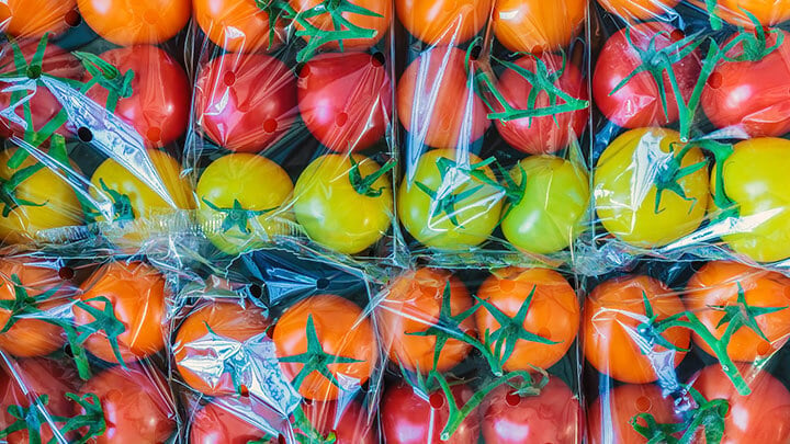 verpacktes, farbenfrohes Obst ausgestellt