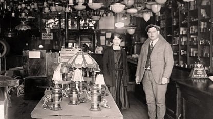 Historisches Foto eines Ladens für Vintage-Lampen